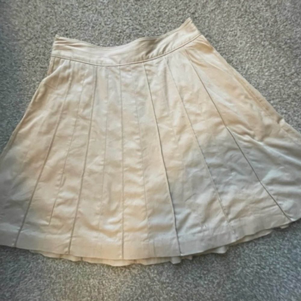 White House Black Market cream pleated skirt with pockets